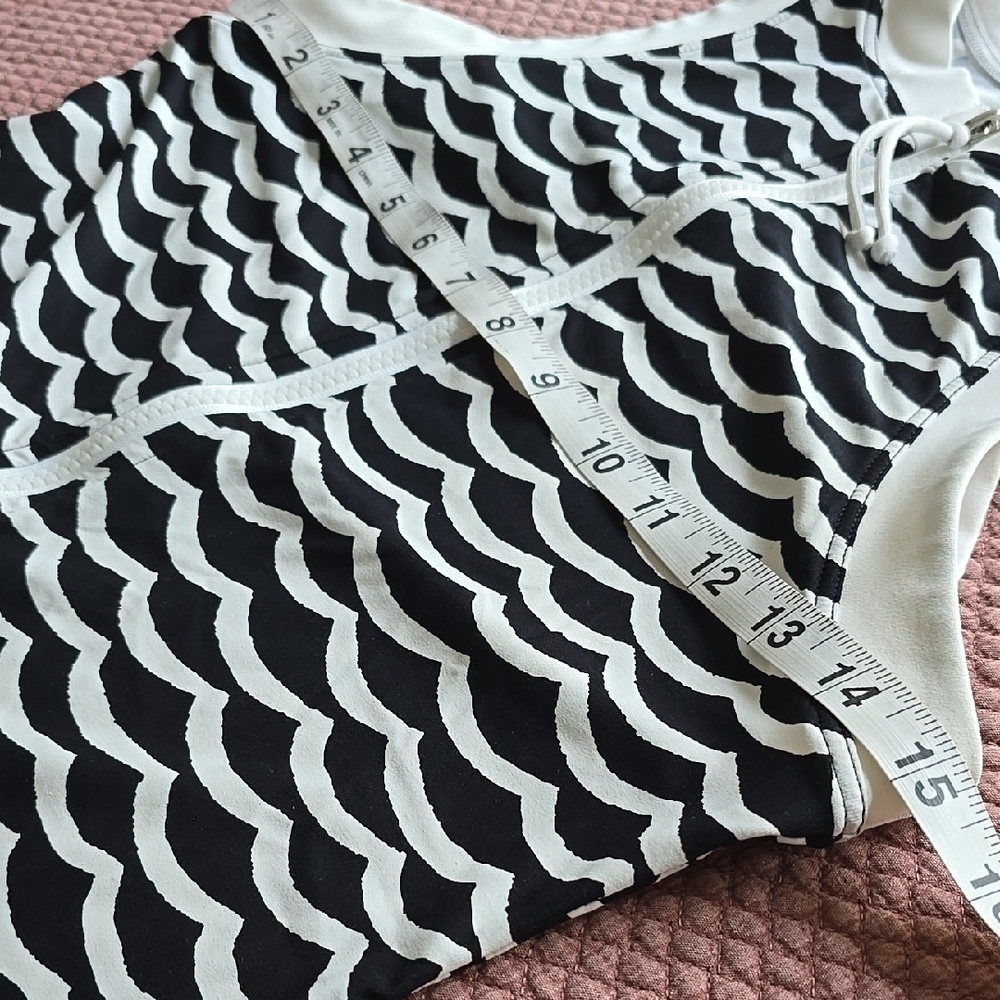 Seafolly Black and White Wave Pattern Rash guard Vest Top - Picture 6 of 14
